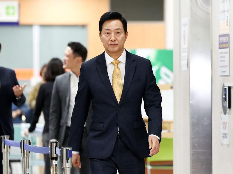 오세훈 서울시장이 지난 2일 서울 서초구 고등법원에서 열린 정치자금법 위반 혐의 항소심 결심 공판에 출석하고 있다. 뉴스1
