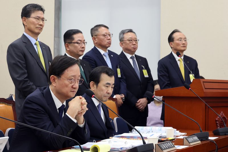 이찬진 금융감독원장과 5대은행장이 19일 서울 여의도 국회 정무위원회의에서 열린 금융감독원 등에 대한 국정감사에서 의원 질의를 경청하고 있다. 뒷줄 왼쪽부터 강태영 NH농협은행장, 이호성 하나은행장, 정진완 우리은행장, 정상혁 신한은행장, 이환주 KB국민은행장. 2026.10.19 ⓒ 뉴스1 황기선 기자