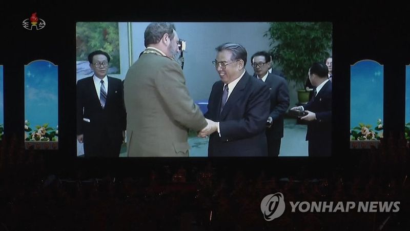 평양에서 피델 카스트로와 김일성이 만난 모습 (출처=연합뉴스)