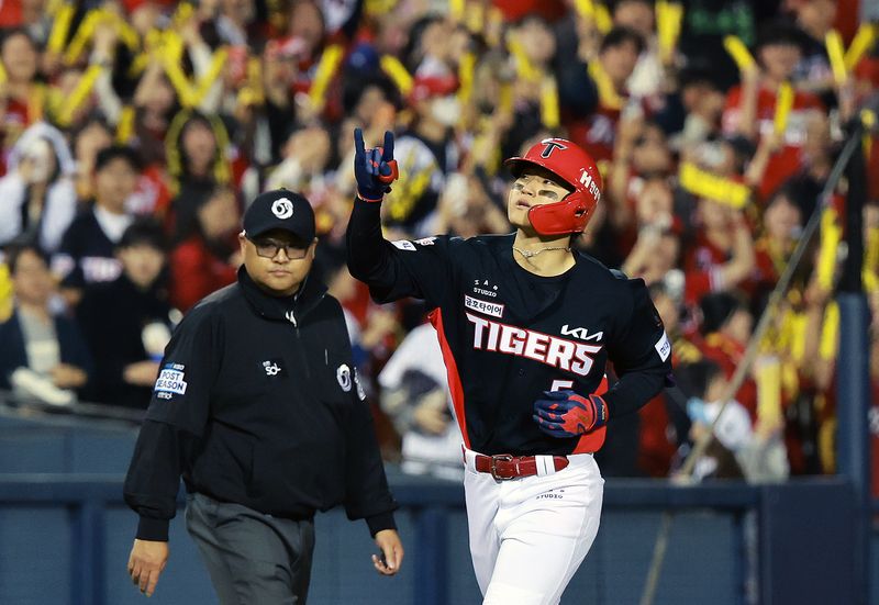 20일 오후 서울 송파구 잠실야구장에서 열린 프로야구 2026 신한 SOL KBO 포스트시즌 준플레이오프 3차전 KIA 타이거즈와 LG 트윈스의 경기, 2회초 1사 만루 상황에서 KIA 김도영이 만루홈런을 친 뒤 홈으로 들어오고 있다. 뉴스1