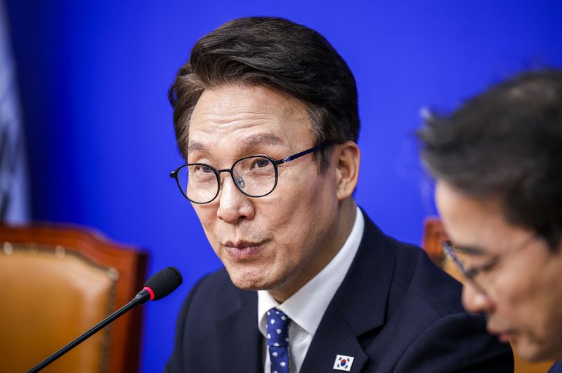 [서울=뉴시스] 정병혁 기자 = 김민석 더불어민주당 대표가 21일 서울 여의도 국회에서 열린 교육연수원 발대식 및 제1차 회의에서 발언하고 있다. 2026.10.21. jhope@newsis.com