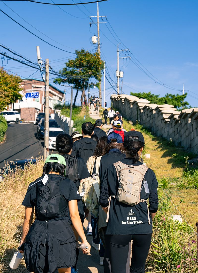지난 17일 서울 일대에서 진행된 '2026 옥스팜 트레일워커 서울' 참석자들이 한양도성을 걷고 있다. LF 제공