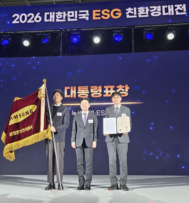 최종민 삼성전기 글로벌안전센터장(사진 오른쪽)과 이호현 기후에너지환경부 제2차관(가운데)가 지난 21일 서울 코엑스에서 열린 '2026년 친환경 기술진흥 및 소비촉진 유공' 정부포상 시상식에서 기념사진을 촬영하고 있다. 삼성전기 제공