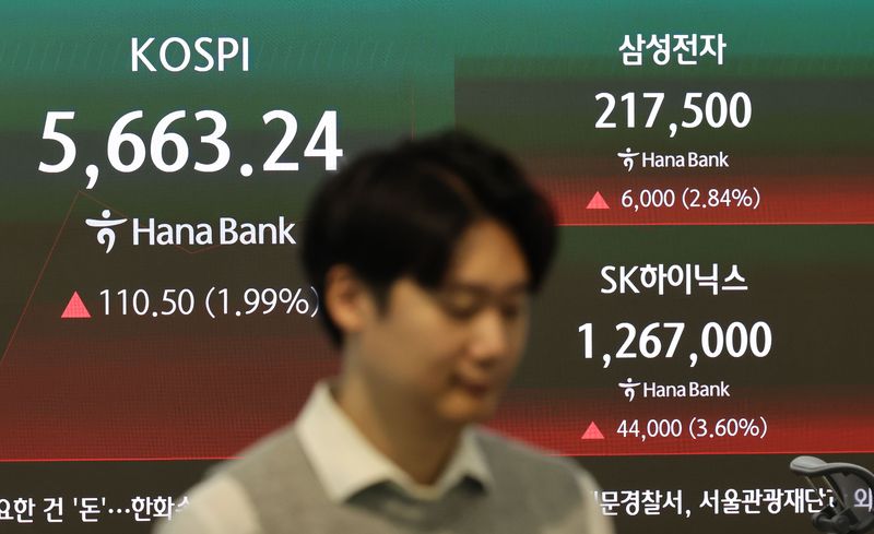 21일 서울 중구 하나은행 딜링룸에서 딜러들이 업무를 보고 있다. /사진=뉴시스