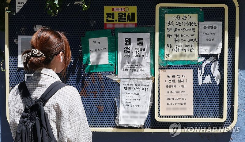 서울의 한 대학교 앞 게시판에 원룸 매물이 붙어 있다. 사진=연합뉴스