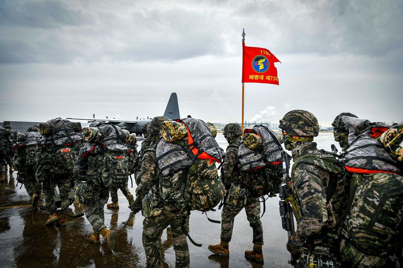 해병대사령부/서북도서방위사령부는 지난 19일부터 23일까지 서북도서 일대에서 2026년 후반기 도서방어종합훈련을 실시하고 있다. 10월 20일(화) 해병대 신속기동부대 장병들이 서북도서 공중 증원을 위해 C-130 수송기에 탑승하고 있다. 해병대 사령부 제공