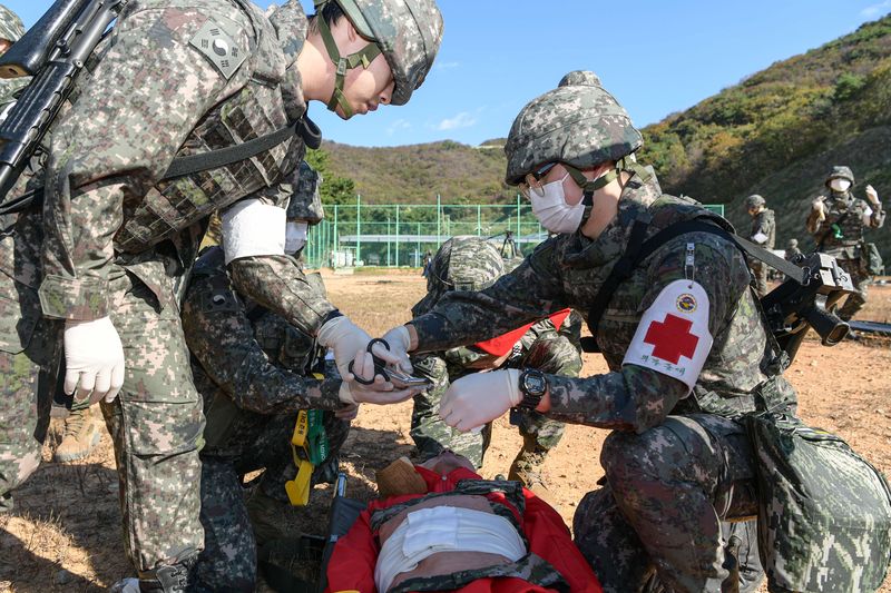 해병대사령부/서북도서방위사령부는 지난 19일부터 23일까지 서북도서 일대에서 2026년 후반기 도서방어종합훈련을 실시하고 있다. 10월 21일(수) 해병대 6여단 장병들이 대량전상자 처치훈련을 실시하고 있다. 해병대 사령부 제공