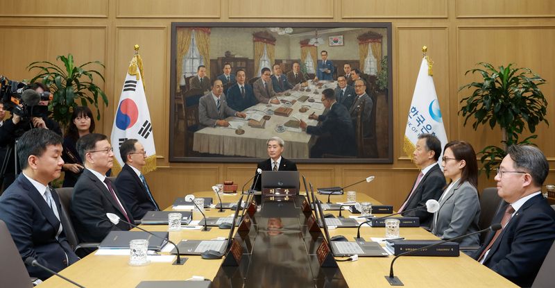 신현송 한국은행 총재가 22일 서울 중구 한국은행에서 열린 금융통화위원회 회의를 주재하고 있다. 뉴스1
