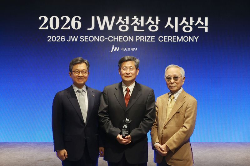 JW중외제약의 공익재단인 JW이종호재단은 지난 21일 경기도 과천시 소재 JW사옥에서 '2026 JW성천상' 시상식을 개최했다. 왼쪽부터 이경하 JW이종호재단 이사장(JW 회장), 2026 JW성천상 수상자 김용민 충북대학교 의과대학 명예교수, 이성낙 JW성천상위원회 위원장(가천의대 명예총장)이 기념촬영을 하고 있다. JW중외제약 제공