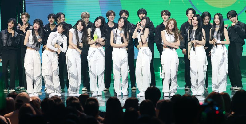 A2O LITE가 20일 오후 서울 마포구 상암 SBS프리즘타워에서 열린 SBS Life 음악 방송 ‘더 쇼(THE SHOW)’ 생방송에서 1위를 차지한 뒤 A20 SOUL의 축하를 받으며 앙코르 송을 선보이고 있다. /사진=뉴스1
