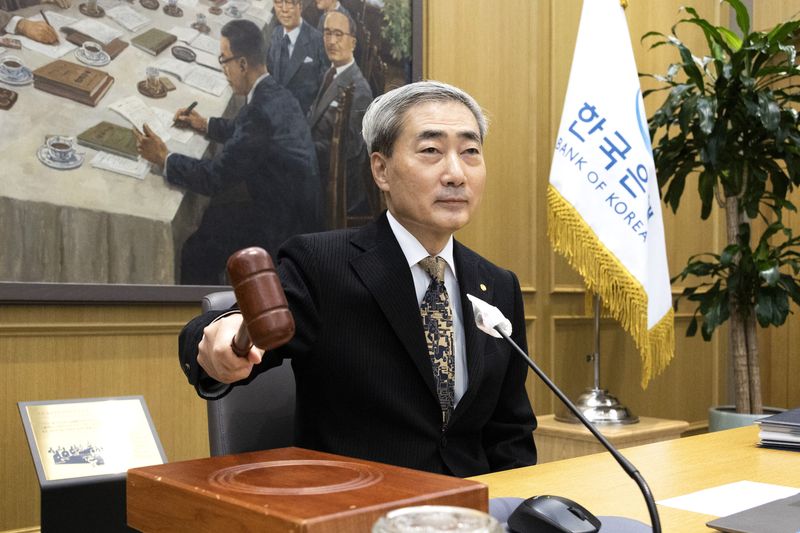 신현송 한국은행 총재가 22일 서울 중구 한국은행에서 열린 금융통화위원회 통화정책방향 결정회의에서 의사봉을 두드리고 있다. 이날 금통위는 기준금리를 현행 연 3.00%로 동결했다. 뉴스1