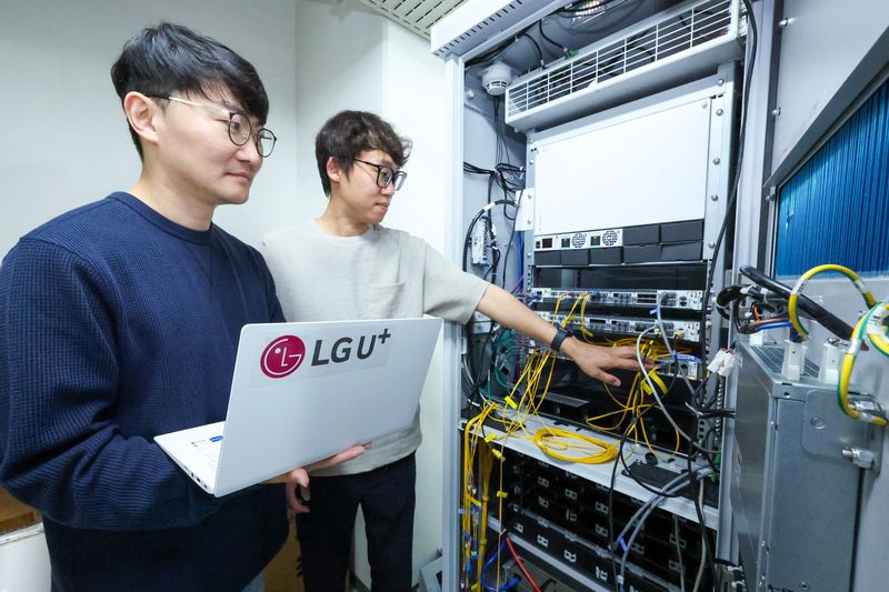 LG유플러스가 에릭슨과 함께 기지국 장비 간 연결 거리를 기존 대비 최대 3배까지 확대하면서도 안정적인 통신 품질을 유지할 수 있는 장거리 프론트홀(Front-haul) 기술을 검증했다. LG유플러스 직원들이 서울 강서구 LG유플러스 마곡 사옥 내 장비실에서 장거리 프론트홀 기술을 소개하는 모습. LG유플러스 제공