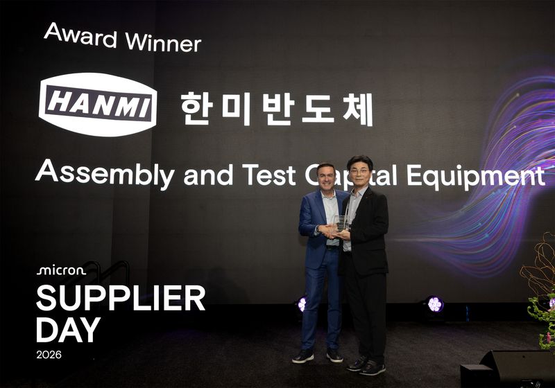 김민현 한미반도체 부회장(오른쪽)이 벤 테소네 마이크론 수석 부사장과 기념 촬영을 하고 있다. 한미반도체 제공