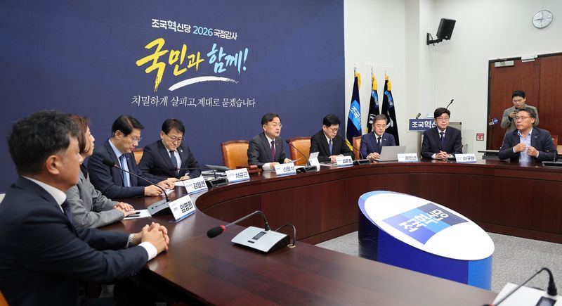 [서울=뉴시스] 고범준 기자 = 신장식 조국혁신당 대표가 22일 서울 여의도 국회에서 열린 최고위원회에서 발언하고 있다. 2026.10.22. bjko@newsis.com