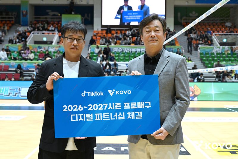 윤철 틱톡코리아 스포츠 총괄(왼쪽)과 엄재용 한국배구연맹 사무총장이 지난 20일 여수 진남 체육관에서 파트너십 체결 후 기념촬영을 하고 있다. 틱톡 제공