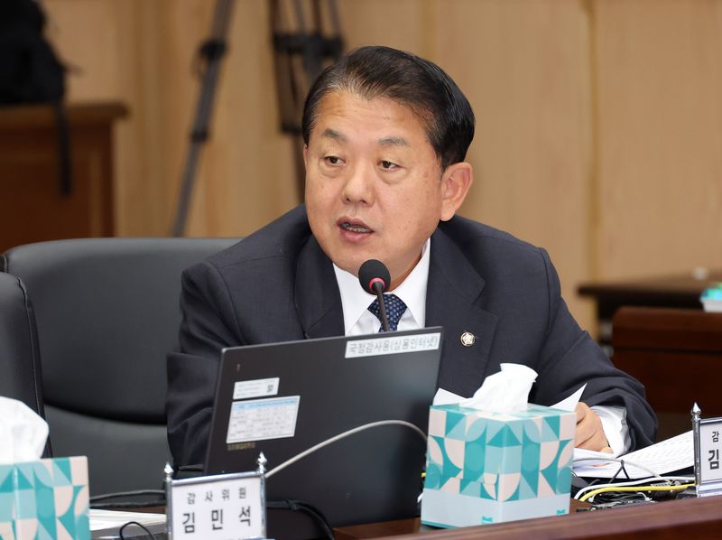 [계룡=뉴시스] 배훈식 기자 = 김병주 더불어민주당 의원이 20일 오후 충남 계룡시 계룡대에서 열린 국회 국방위원회의 공군본부 등에 대한 국정감사에서 질의하고 있다. 2026.10.20. dahora83@newsis.com