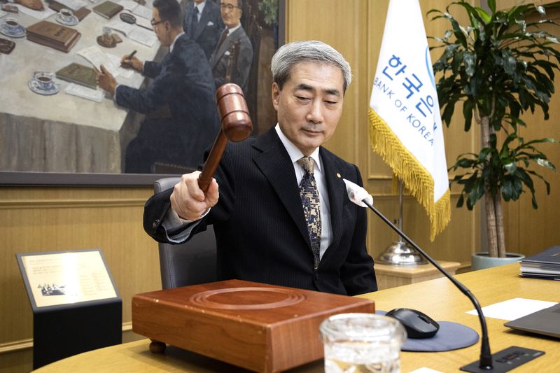 신현송 한국은행 총재가 22일 서울 중구 한국은행에서 열린 금융통화위원회 통화정책방향 결정회의에서 의사봉을 두드리고 있다. 이날 금통위는 기준금리를 현행 연 3.00%로 동결했다. 뉴스1