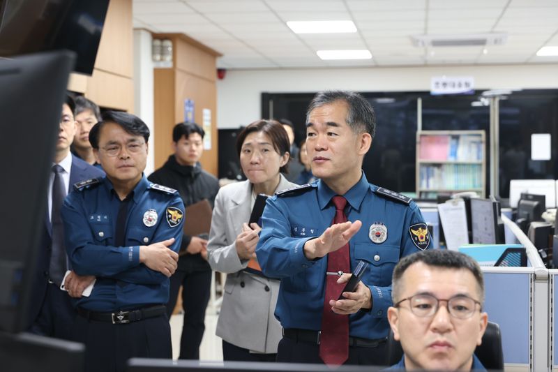 김종철 경찰청장 직무대행(오른쪽 두 번째)이 22일 서울 마포경찰서를 방문해 범죄피해자 보호 및 안전조치 운영 현황에 대한 설명을 듣고 있다. 이번 방문은 관계성 범죄 피해자 보호와 정신응급 대응체계를 점검하기 위한 첫 현장행보로 마련됐다. 경찰청 제공