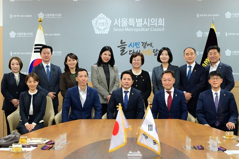 서울특별시의회 방문한 일본 도쿄도의회 의원단 기념사진 (출처=연합뉴스)