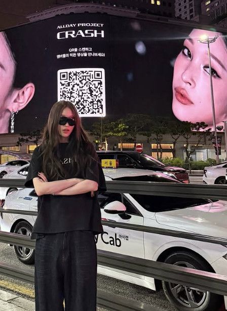 '신세계家' 애니, 母 정유경 회장 백화점 앞에서 인증샷…'전광판' 신곡 홍보