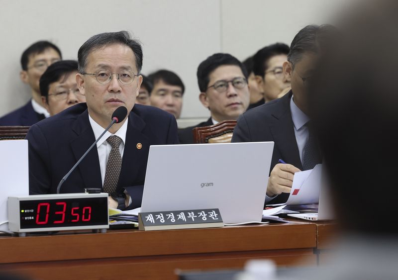 이형일 부총리 겸 재정경제부 장관이 22일 여의도 국회에서 열린 재정기획위원회의 재정경제부, 국가데이터처, 국세청 등에 대한 종합감사에 출석해 의원 질의에 답하고 있다. 뉴시스
