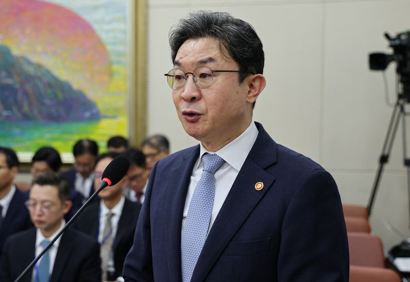 이억원 금융위원장이 8일 서울 여의도 국회에서 열린 정무위원회 국정감사에 출석해 업무보고 및 인사말을 하고 있다. 2026.10.8 ⓒ 뉴스1 김도우 기자