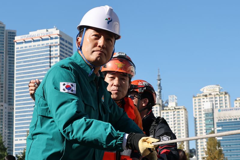 오세훈 서울시장이 22일 서울 양천구 목동종합운동경기장에서 열린 2026년 하반기 재난 대응 안전한국훈련에서 매몰차량 구조 로프 인양을 하고 있다.연합뉴스