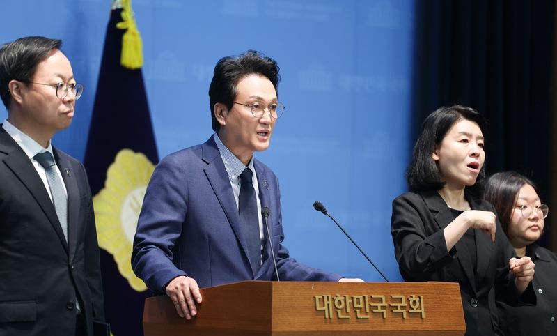 교권보호전담관 출범 60일 기자회견 중인 안민석 경기도교육감. 경기도교육청 제공