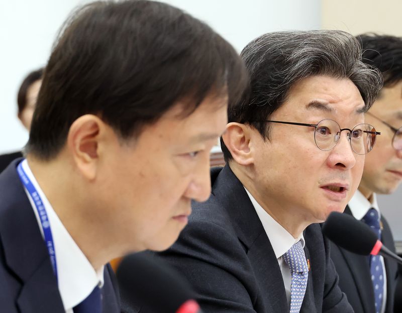 이억원 금융위원장(오른쪽)이 22일 국회에서 열린 정무위원회 국정감사에서 위원 질문에 답하고 있다. 왼쪽은 이찬진 금융감독원장. 연합뉴스
