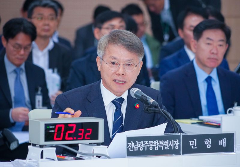 민형배 전남광주통합특별시장(광주특별시장)이 22일 광주청사에서 열린 국회 행정안전위원회의 광주특별시에 대한 국정감사에서 답변을 하고 있다. 광주특별시 제공