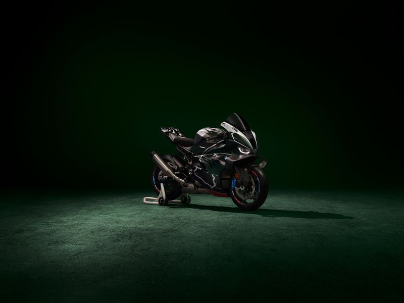 BMW 모토라드가 국내 최초로 공개한 ‘BMW M 1000 RR 맨섬 TT 한정 에디션’, BMW 모토라드 제공