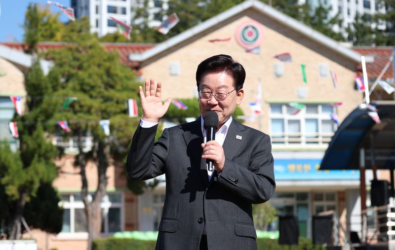 이재명 대통령이 22일 전북 익산 왕궁초등학교에서 열린 가을 체육한마당에서 인사말을 하고 있다. 연합뉴스
