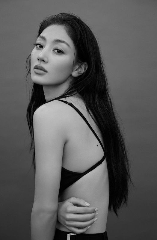 '1인 기획사 설립' 트와이스 지효, 속옷만 입은 파격 프로필 공개 '당당'