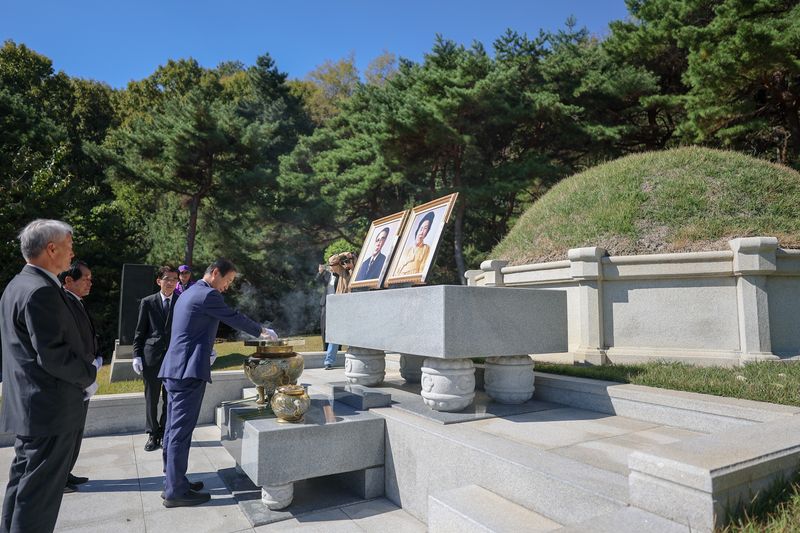 권오을 국가보훈부 장관이 22일 오전 대전시 유성구 국립대전현충원에서 열린 故 최규하 전 대통령 20주기 추도식에 참석을 위해 대통령 묘소를 방문, 묘역에 헌화 및 분향을 하고 있다. 국가보훈부 제공