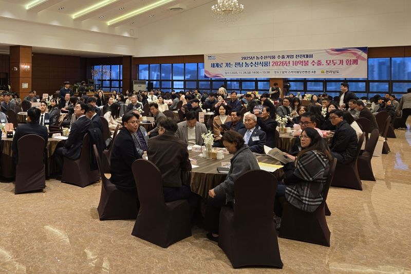 전남광주통합특별시(광주특별시)가 전남광주 행정통합 이후 첫 '농림축수산식품 수출탑' 시상을 추진하며 지역 수출기업의 해외 시장 진출과 수출 확대를 독려한다. 사진은 2025년 농수산식품 수출기업 전진대회 모습. 광주특별시 제공