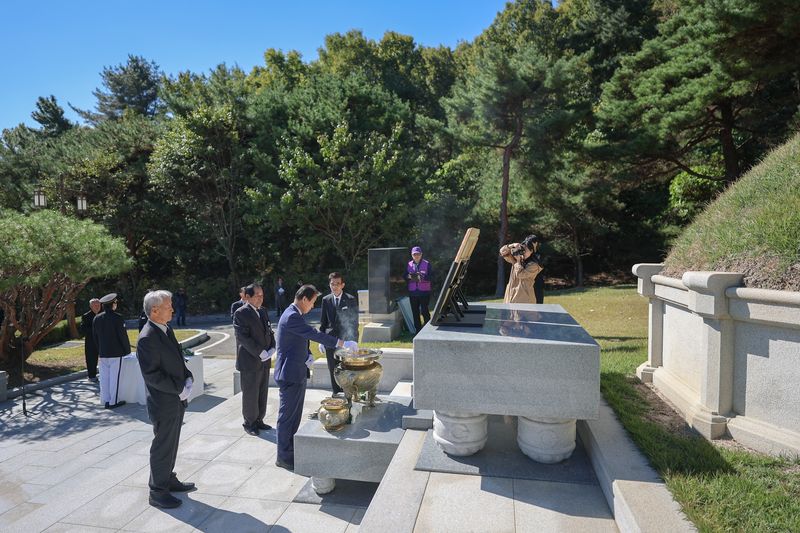 권오을 국가보훈부 장관이 22일 오전 대전시 유성구 국립대전현충원에서 열린 故 최규하 전 대통령 20주기 추도식에 참석을 위해 대통령 묘소를 방문, 묘역에 헌화 및 분향을 하고 있다. 국가보훈부 제공