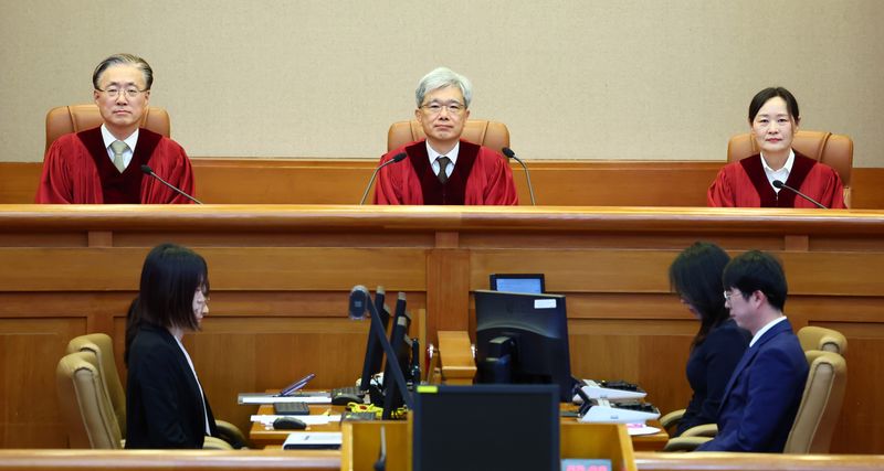김상환 헌법재판소장 등 헌법재판관들이 22일 서울 종로구 헌법재판소 대심판정에서 10월 심판사건에 대한 선고를 위해 자리하고 있다. 뉴시스화상