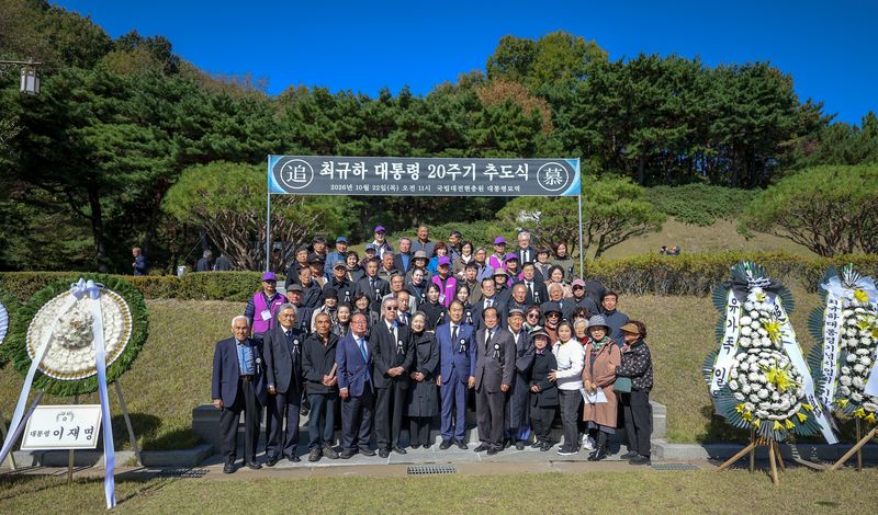 권오을 국가보훈부 장관이 22일 오전 대전시 유성구 국립대전현충원에서 열린 故 최규하 전 대통령 20주기 추도식에 참석을 위해 대통령 묘소를 방문, 유가족 및 주요내빈들과 함께 기념촬영을 하고 있다. 국가보훈부 제공