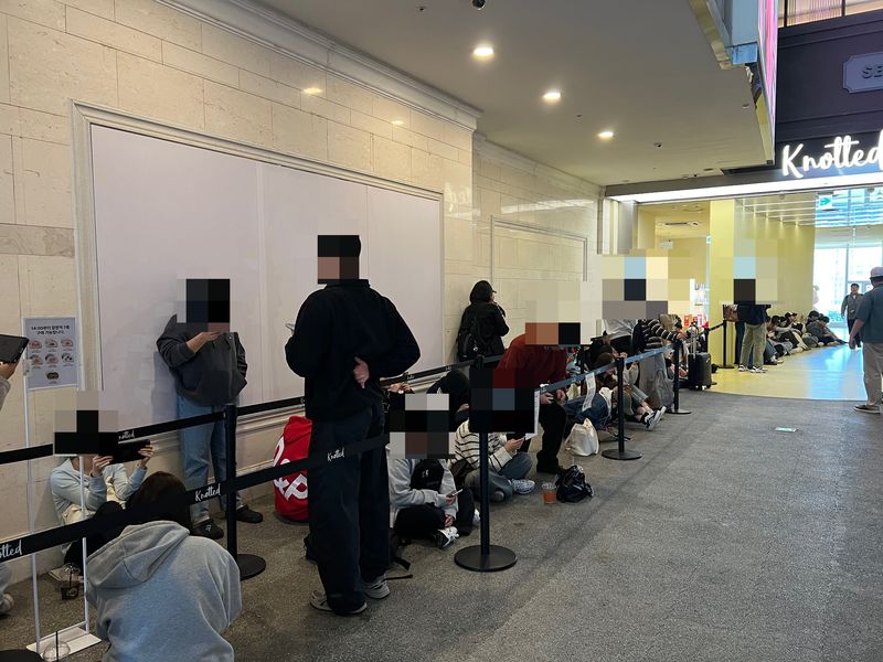 22일 노티드 잠실롯데월드몰점에 90여팀이 모찌 구매를 위해 웨이팅을 하고 있다. 사진=박경호 기자