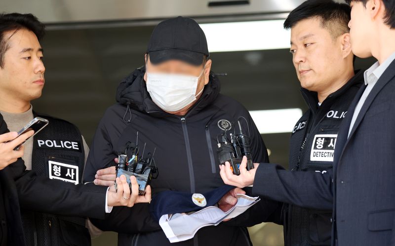 22일 오후 서울 강남구 수서경찰서에서 '역삼동 연쇄 방화범'가 구속영장심사를 받기 위해 경찰서를 나서고 있다. 뉴스1