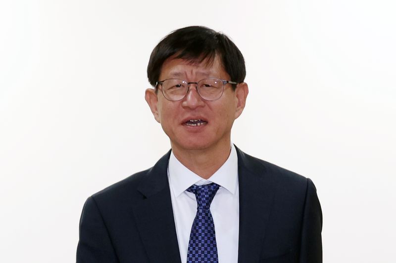 국회 법사위가 최길수 특별감찰관 후보자의 인사청문보고서를 채택한 지난 22일 최길수 후보자가 사무실을 나서고 있다. 뉴시스