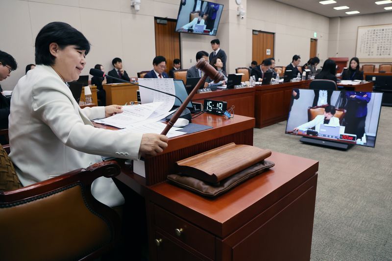 서영교 법사위원장이 22일 오후 서울 여의도 국회에서 열린 법제사법위원회 전체회의에서 의사봉을 두드리고 있다. 이날 국회 법제사법위원회는 최길수 특별감찰관 후보자에 대한 인사청문경과보고서를 채택했다. 뉴스1