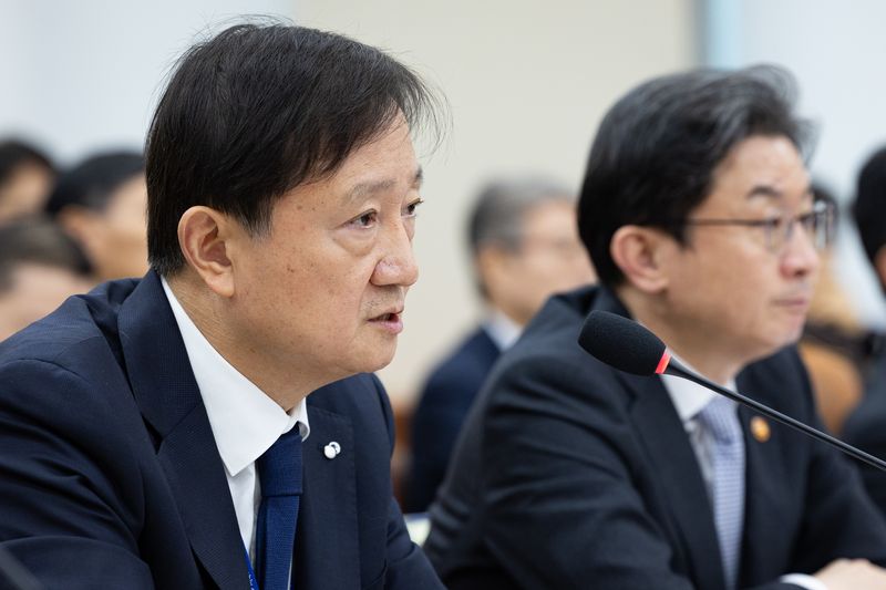 이찬진 금융감독원장이 22일 서울 여의도 국회에서 열린 정무위원회의 금융위원회, 금융감독원 등에 대한 국정감사 종합감사에 출석해 의원 질의에 답하고 있다. 뉴스1