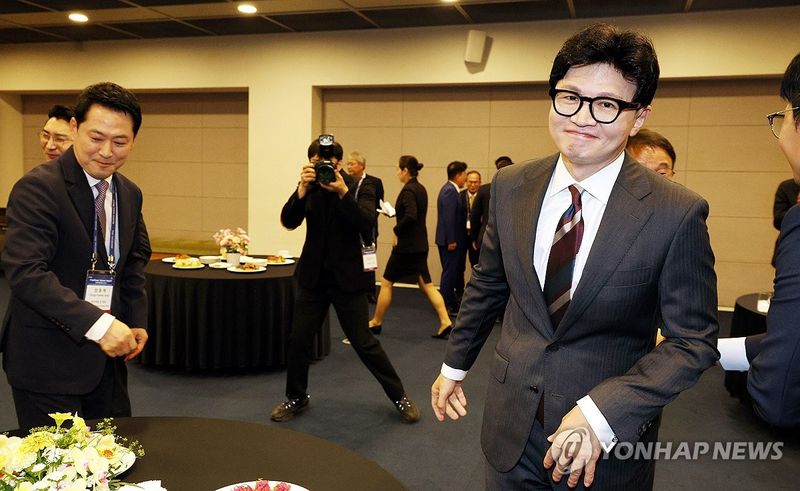 악수하고 자리 이동하는 장동혁 대표와 한동훈 의원 (출처=연합뉴스)