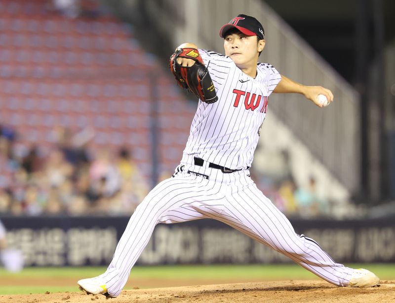 [서울=뉴시스] 황준선 기자 = 30일 서울 송파구 잠실야구장에서 열린 2026 KBO리그 키움 히어로즈와 LG 트윈스의 경기, 7회초 LG 김윤식이 공을 던지고 있다. 2026.07.30. hwang@newsis.com