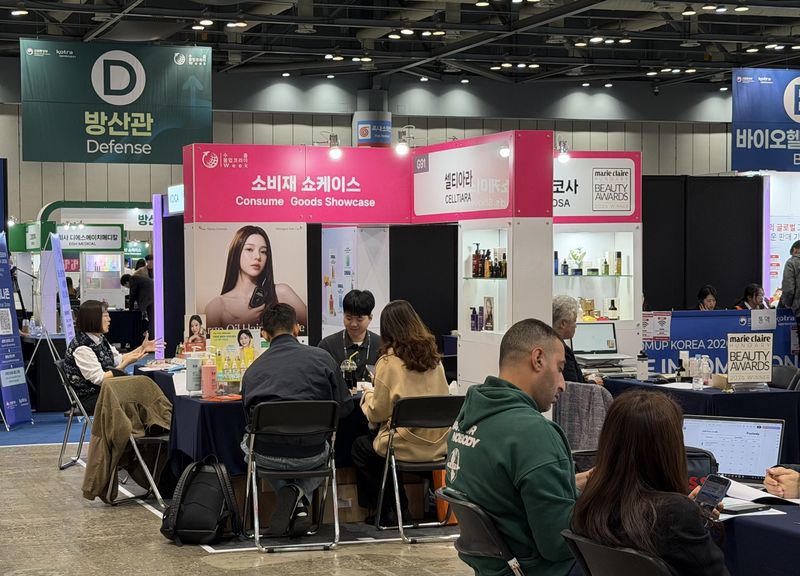 대한무역투자진흥공사(코트라. KOTRA)와 산업통상부가 22일 경기 고양 킨텍스에서 개최한 '수출 붐업코리아' 행사장 내 쇼케이스 부스에서 상담이 진행되고 있다. 박지연 기자