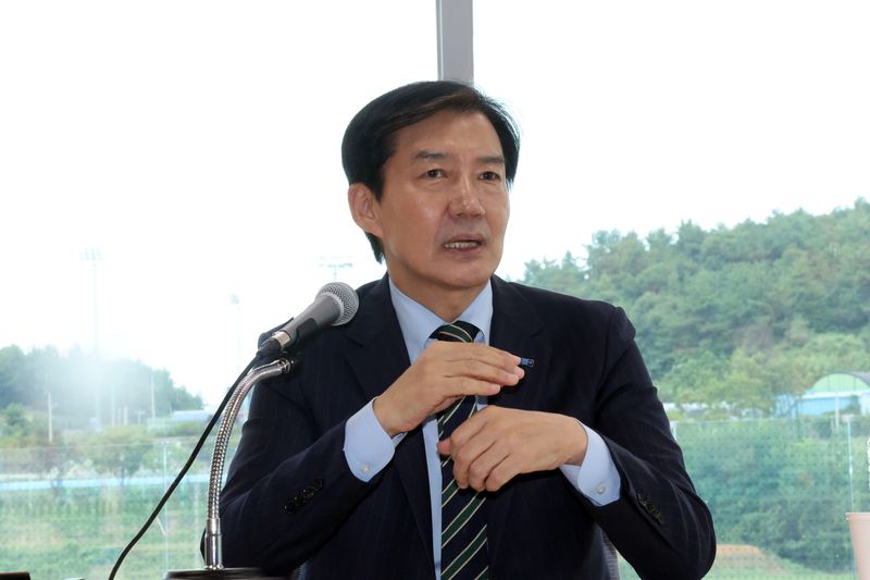 조국 혁신정책연구원장이 지난달 2일 오후 전남광주 신안군 압해읍 보훈회관에서 열린 '2026 신안군 명사 초청 특강'에서 '호남정치의 미래'를 주제로 강연하는 모습. 2026.9.2 ⓒ 뉴스1 박지현 기자