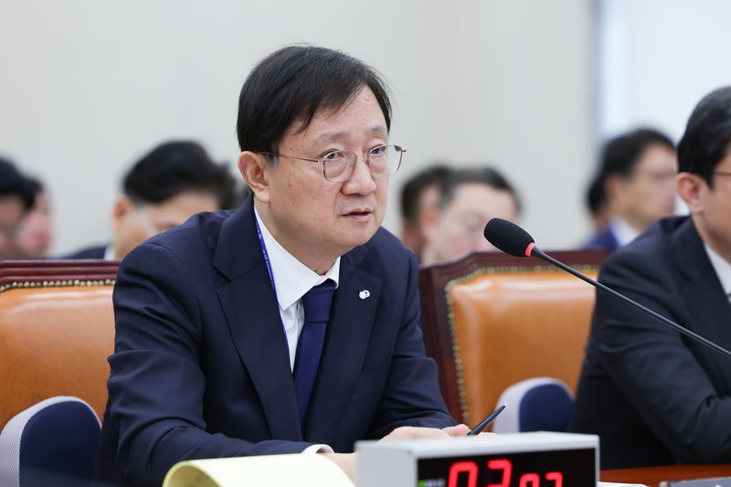 [서울=뉴시스] 김근수 기자 = 이찬진 금융감독원장이 22일 오전 서울 여의도 국회에서 열린 재정경제위원회 종합국정감사에서 질의에 답하고 있다. 2026.10.22. ks@newsis.com