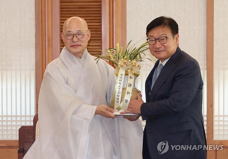 진우스님과 기념 촬영하는 국민의힘 정점식 원내대표 (출처=연합뉴스)