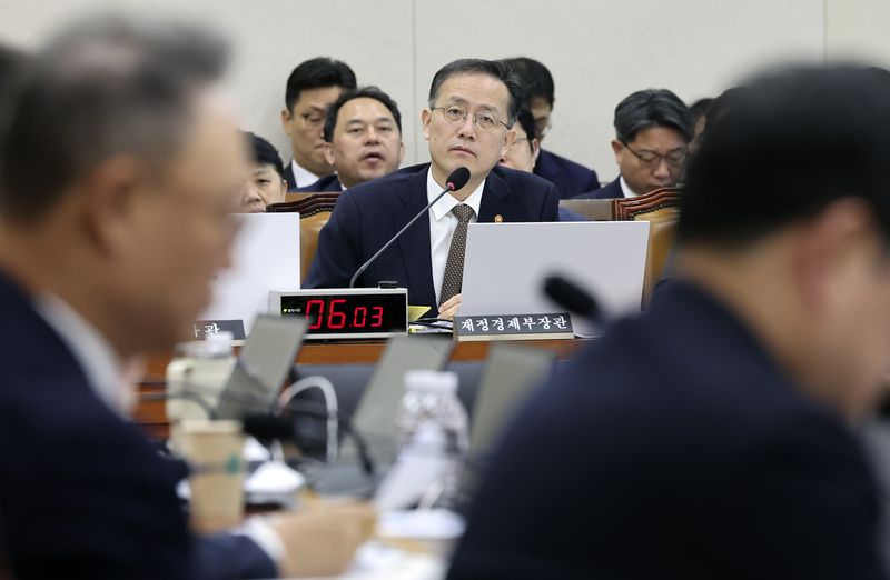 [서울=뉴시스] 최진석 기자 = 이형일 부총리 겸 재정경제부 장관이 22일 여의도 국회에서 열린 재정기획위원회의 재정경제부, 국가데이터처, 국세청 등에 대한 종합감사에 출석해 의원 질의를 듣고 있다. 2026.10.22. myjs@newsis.com